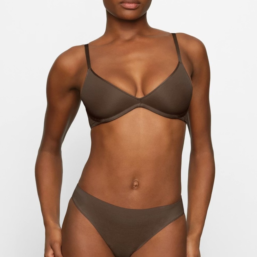 SKIMS WEIGHTLESS SCOOP BRA IN ESPRESSO - Picture 3 of 8